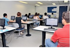 Um dos 11 laboratórios de informática da Faculdade Infórium de Tecnologia.
