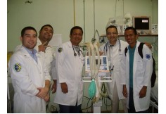 Especializandos durante a prática na Fundação Medicina Tropical do Amazonas