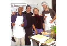 Alunos do curso de sushi e sashimi com o prof. e chef sushi Aldo Paladino